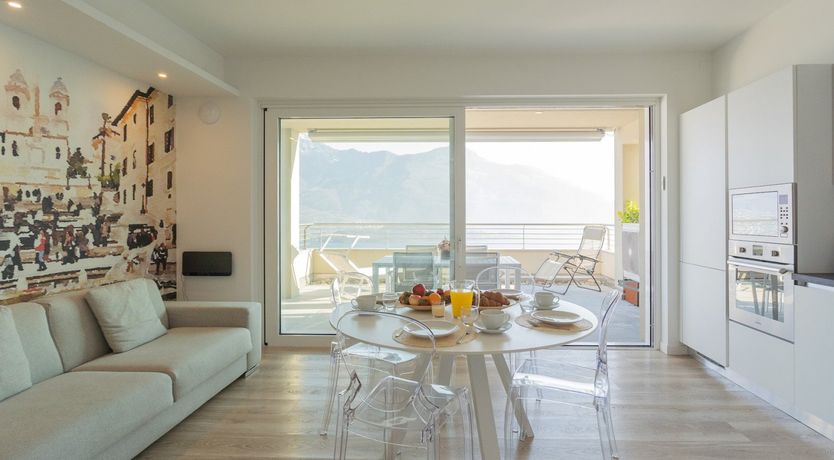 Photo of Pearl on the Lake