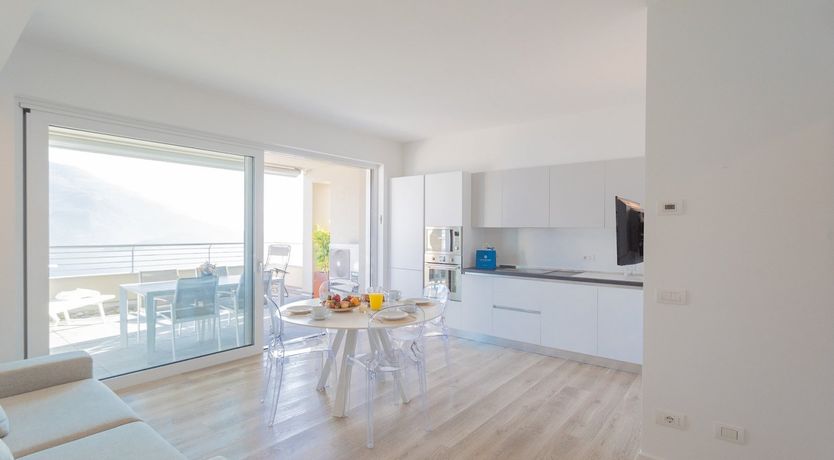 Photo of Pearl on the Lake