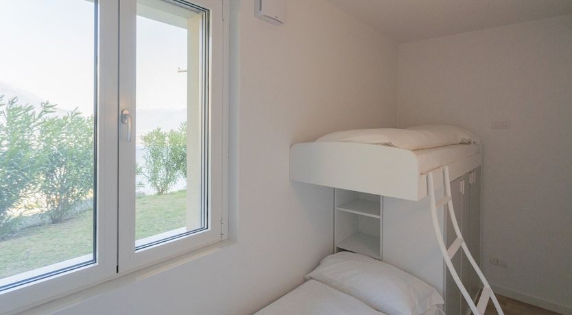 Photo of Pearl on the Lake