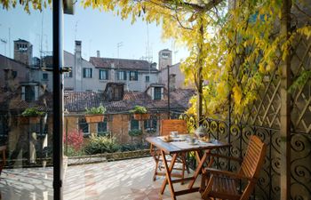 Sweet Scented Wisteria Apartment