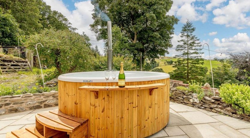 Photo of 4 Bed in Rhiwlas