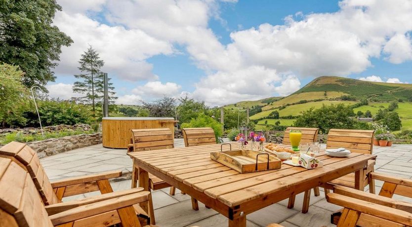 Photo of 4 Bed in Rhiwlas