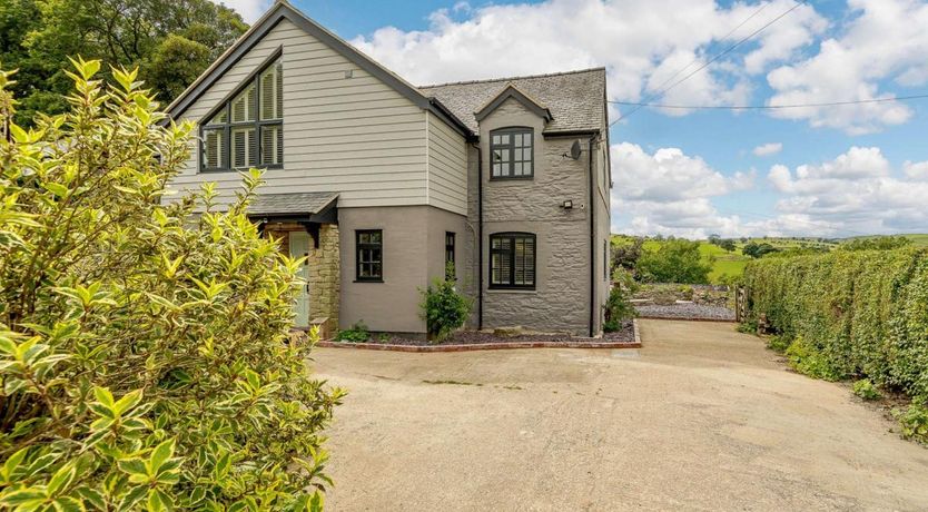 Photo of 4 Bed in Rhiwlas