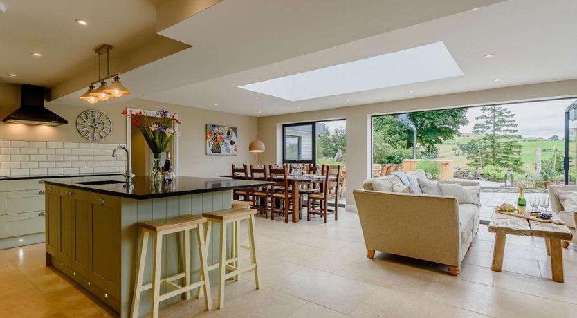 Photo of 4 Bed in Rhiwlas