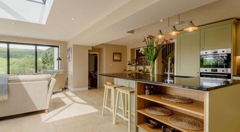 Photo of 4 Bed in Rhiwlas