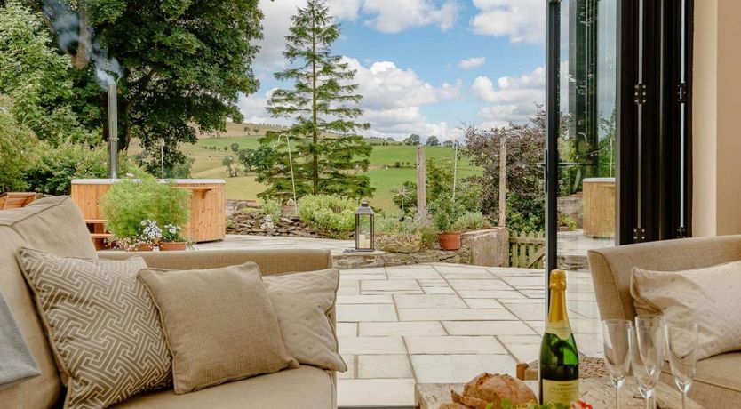 Photo of 4 Bed in Rhiwlas