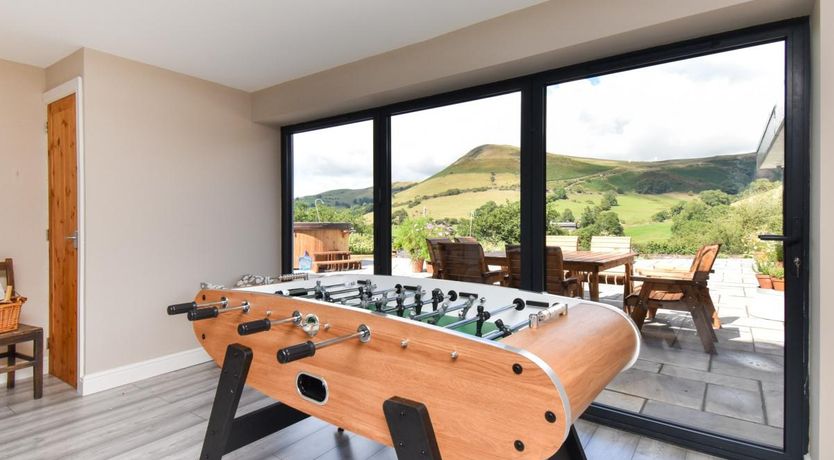 Photo of 4 Bed in Rhiwlas