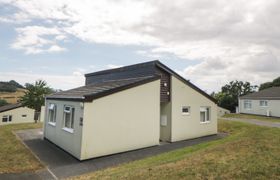 Harcombe House Bungalow 9 Holiday Cottage