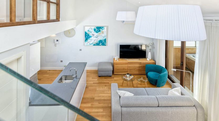 Photo of Art & Glass