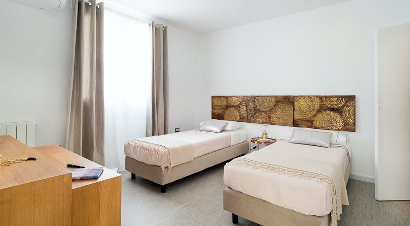 Photo of The Blue Muse