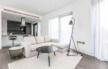 Warm White Clouds Apartment