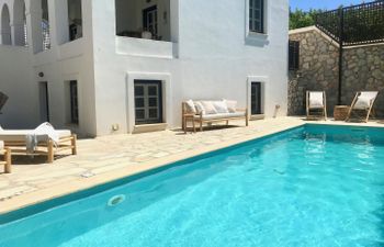 Tonic Saronic Villa