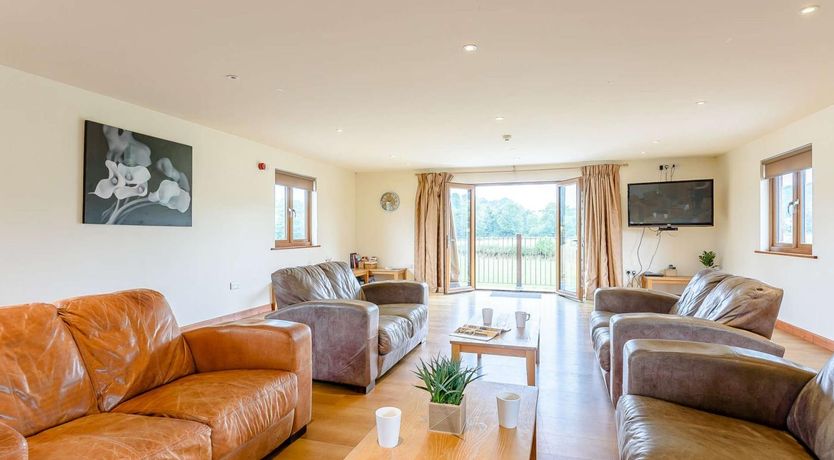 Photo of 5 Bed in Newtown