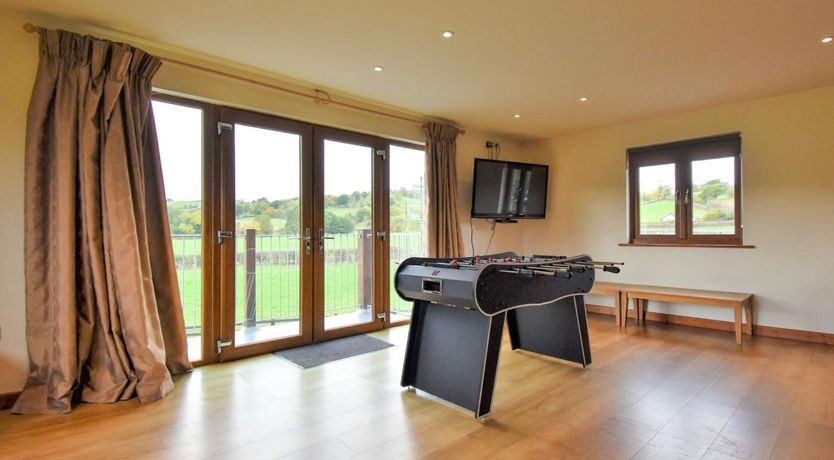 Photo of 5 Bed in Newtown