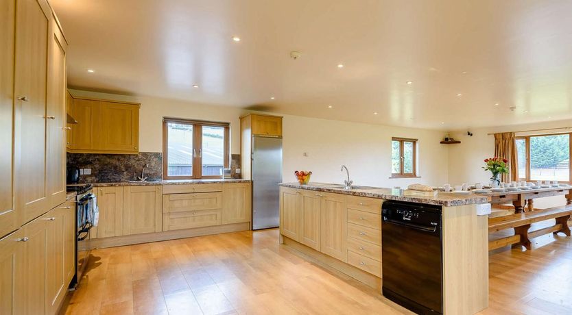 Photo of 5 Bed in Newtown