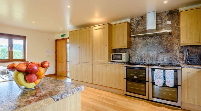 Photo of 5 Bed in Bettws Cedewain