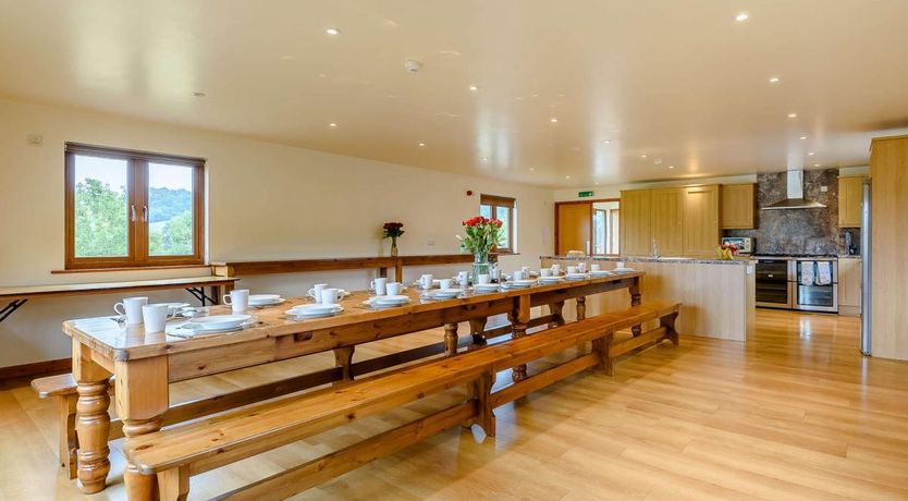 Photo of 5 Bed in Bettws Cedewain