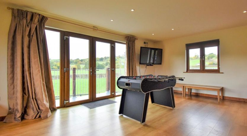 Photo of 5 Bed in Bettws Cedewain