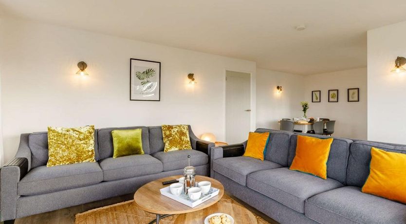 Photo of 3 Bed in Lee