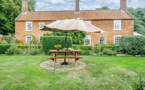 Photo of 5 Bed in Swanton Morley