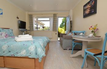 in Charmouth (41890) Holiday Cottage