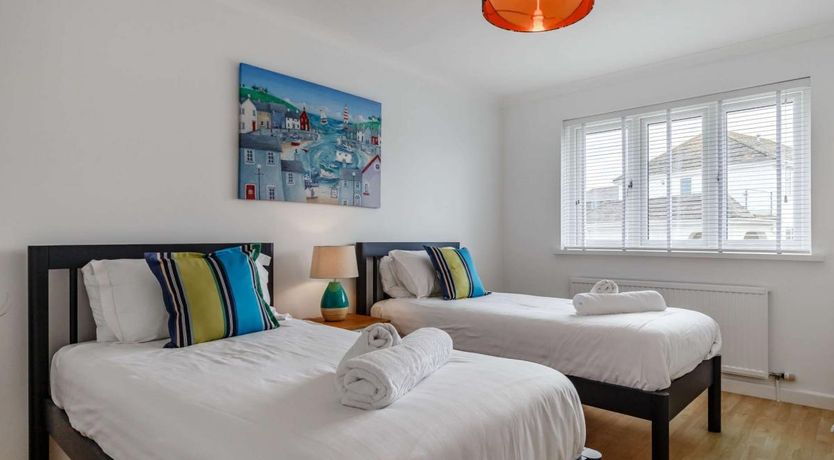 Photo of 4 Bed in Harlyn Bay