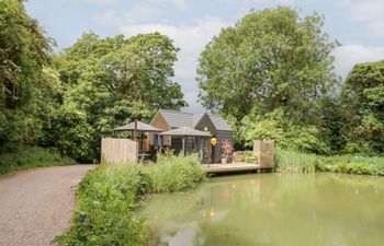 Maple Lodge at Bridge Lake Farm amp; Fishery Holiday Cottage