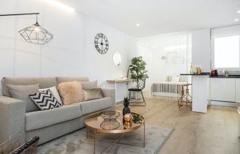 Fringe Fashion Apartment