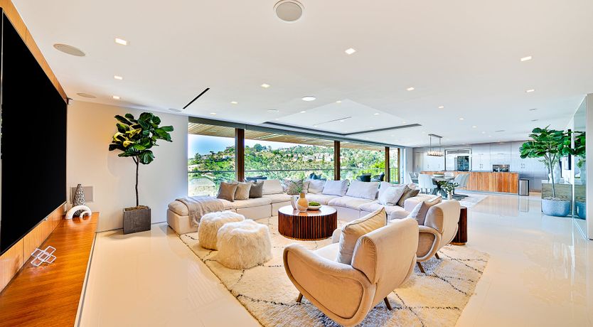 Photo of Cloud Dancer