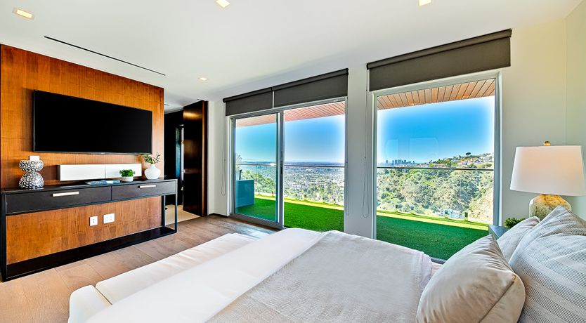 Photo of Cloud Dancer