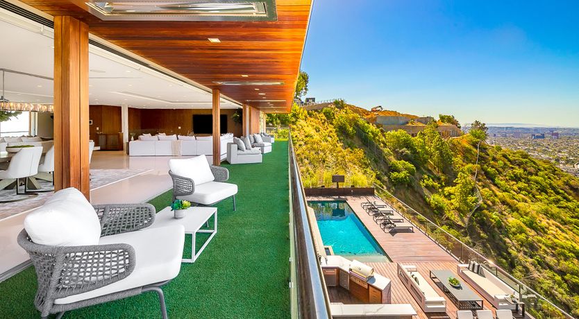 Photo of Cloud Dancer