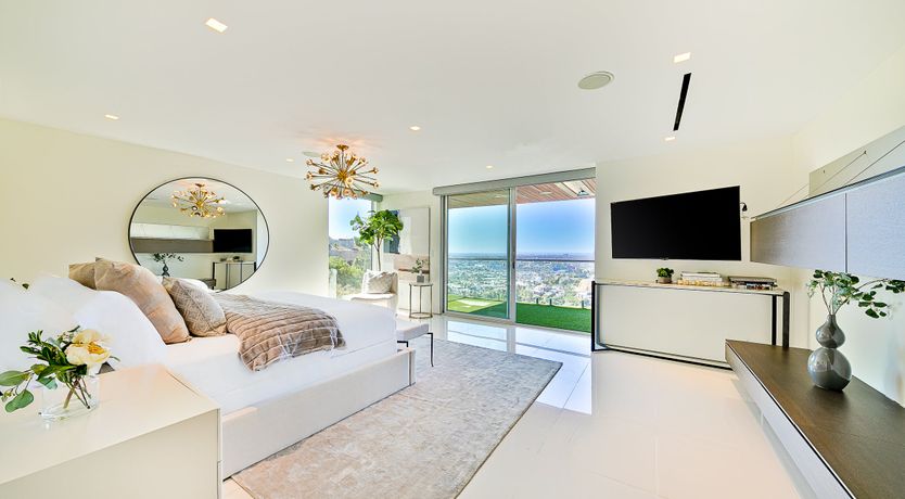 Photo of Cloud Dancer