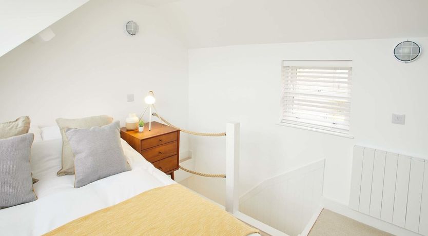 Photo of Harbour Glimpse