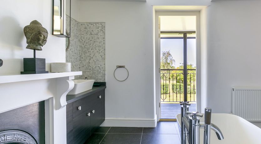 Photo of Champagne & Ice