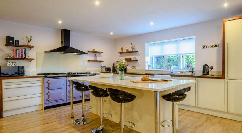 Photo of 4 Bed in Briningham