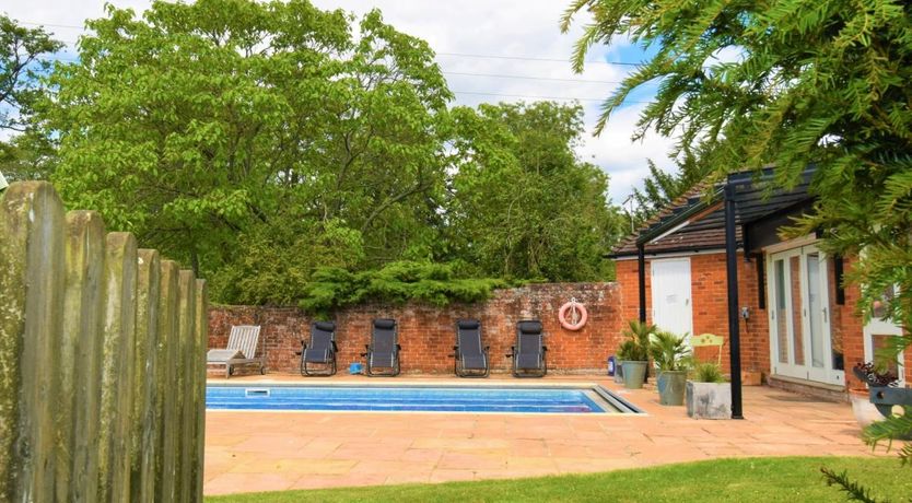 Photo of 2 Bed in Barton Stacey