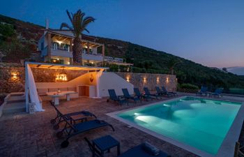 Blue Shutters & Sea Views Villa