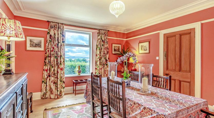 Photo of 4 Bed in Huntly