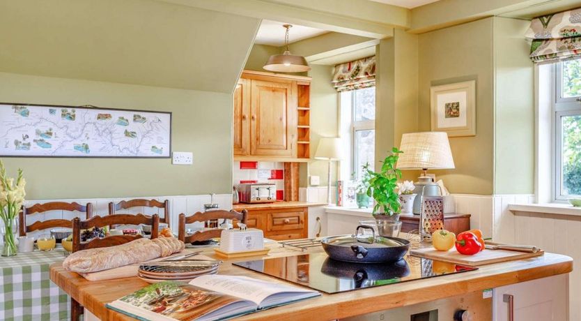 Photo of 4 Bed in Kinnoir