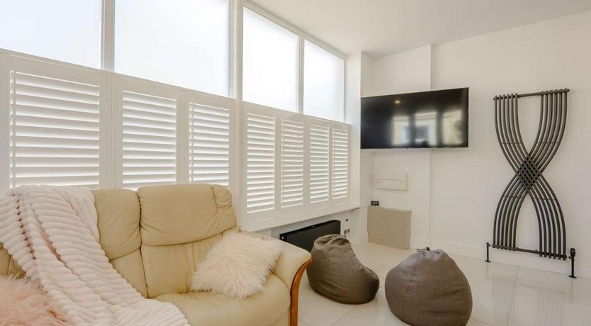 Photo of 2 Bed in Eastbourne