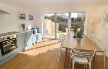 3 Lon Y Dryw Holiday Cottage