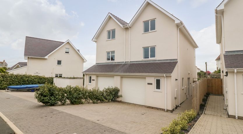 Photo of 3 Lon Y Dryw