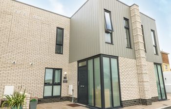 9 Breakwater Way Holiday Home