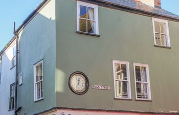 The Little Clock House Apartment