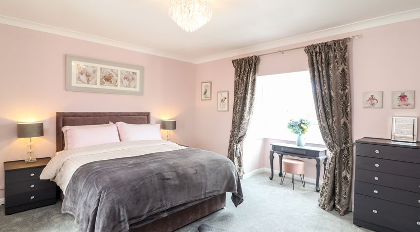 Photo of 2 Chapelstones