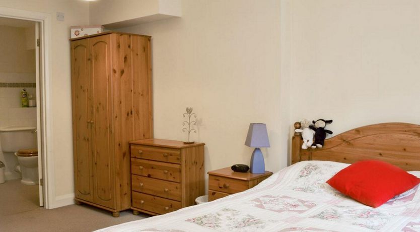 Photo of 6 Riverdale