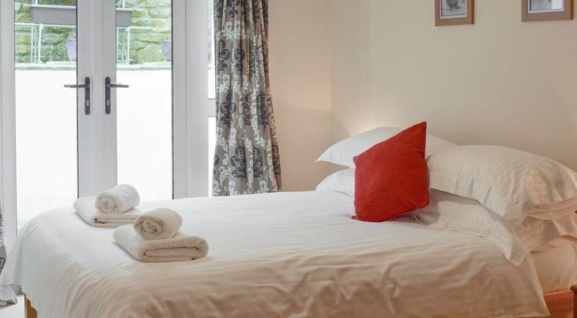 Photo of 6 Riverdale