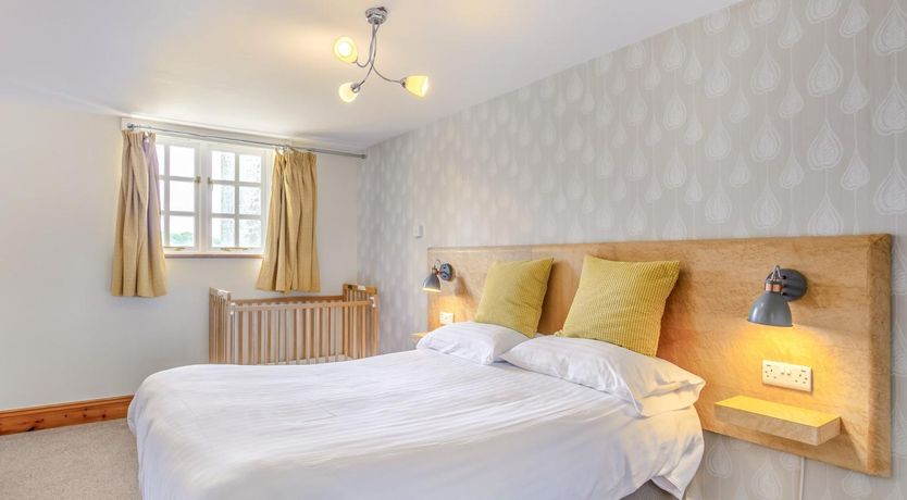 Photo of 3 Bed in Crediton