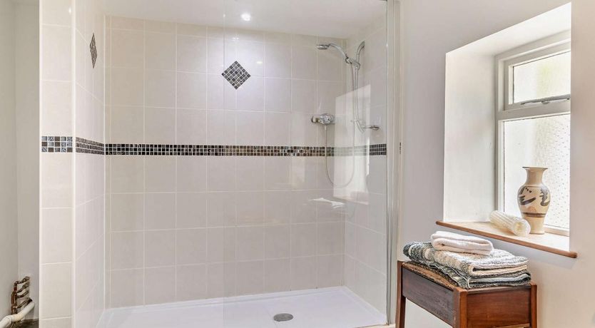 Photo of 6 Bed in Winkleigh