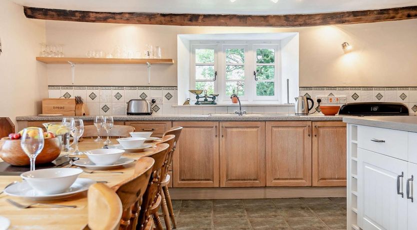 Photo of 6 Bed in Winkleigh
